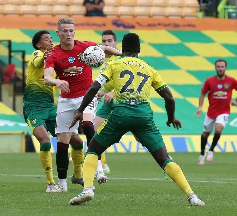 开云平台库里热身时扔进纵贯全场超远三分